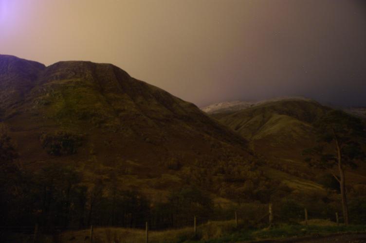 Meal an t-Suidhe (on the left) and Ben Nevis (on the right) at night, from outside the youth hostel