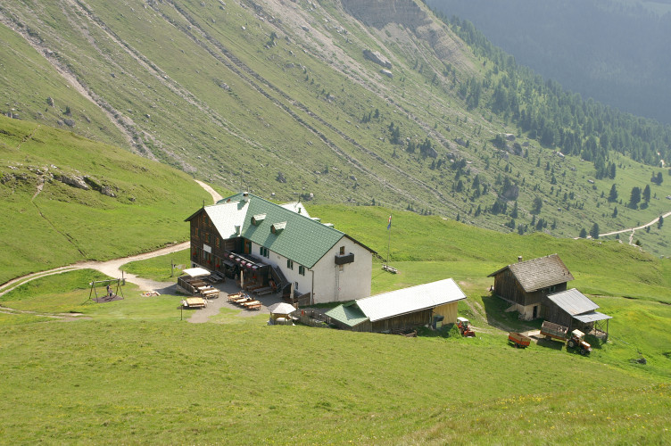 Looking down on Schl&uuml;terh&uuml;tte from Zendleser Kofel