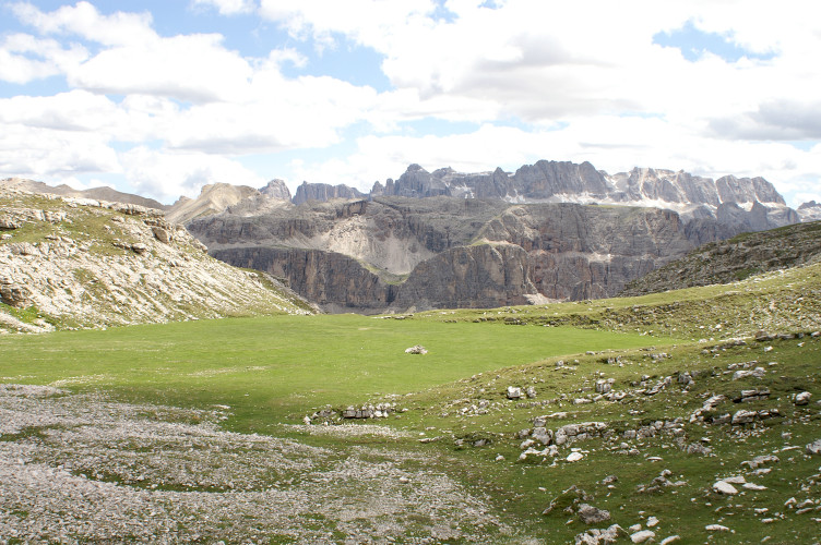 Flat lawn in the middle of the Munt de Puez