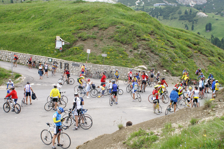 Cyclists at Passo Gardena