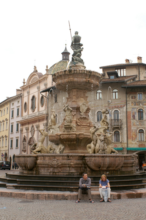 Daniel and ruth by the fountain
