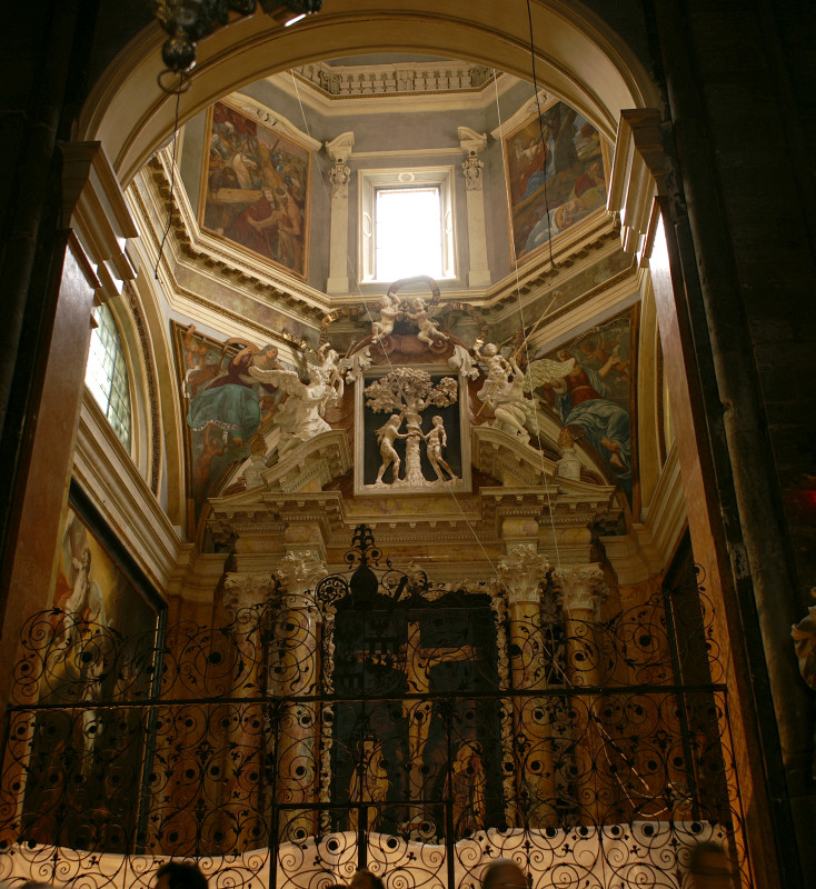 A colourful side-chapel